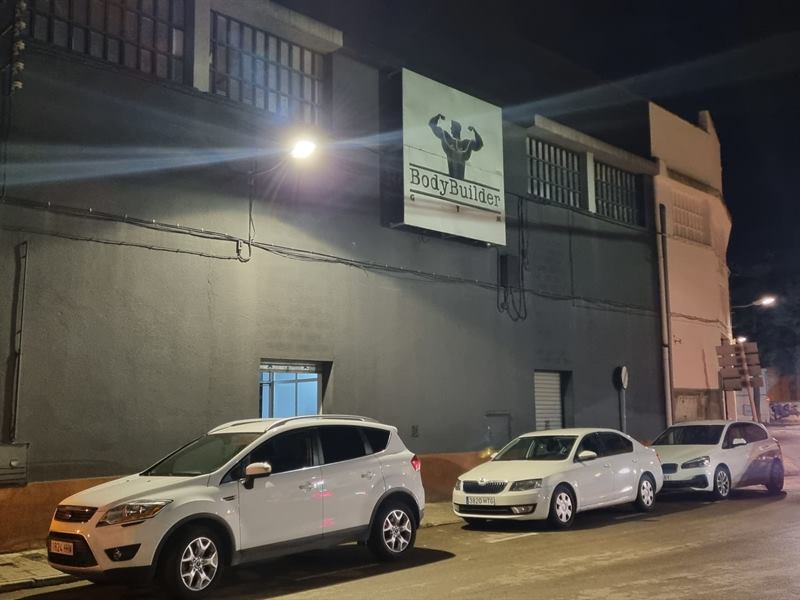 Fachada del Gimnasio Body Builder en la calle Porvenir de Alcázar de San Juan, de noche